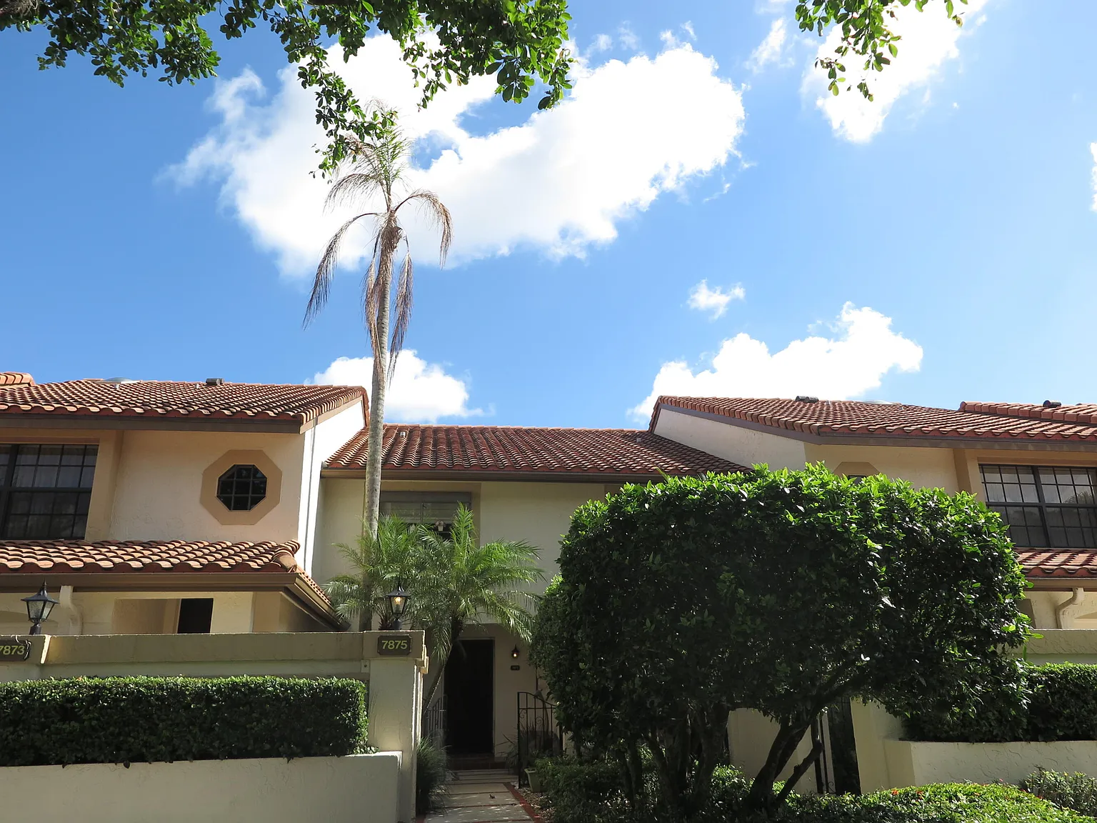2 bed, 2.0 bath, 1300 sqft, $5,700 — Photo 1