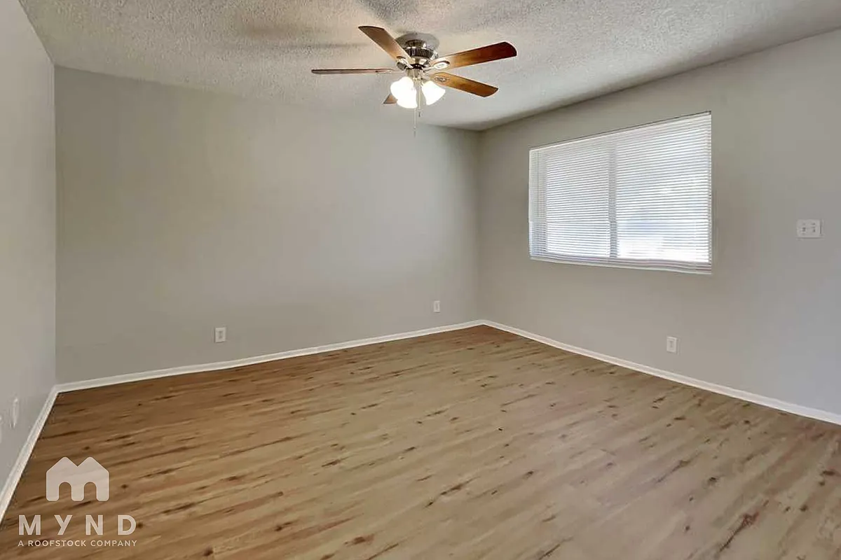 Building Photo - 10716 N Arapaho Dr
