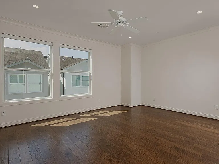 2503 Lake Front Cir — Photo 26