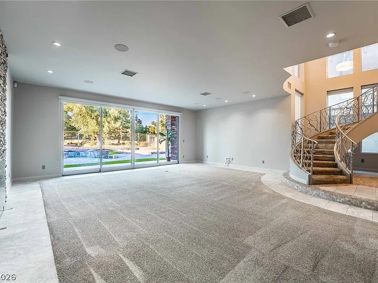 980 Vegas Valley Dr — Photo 8