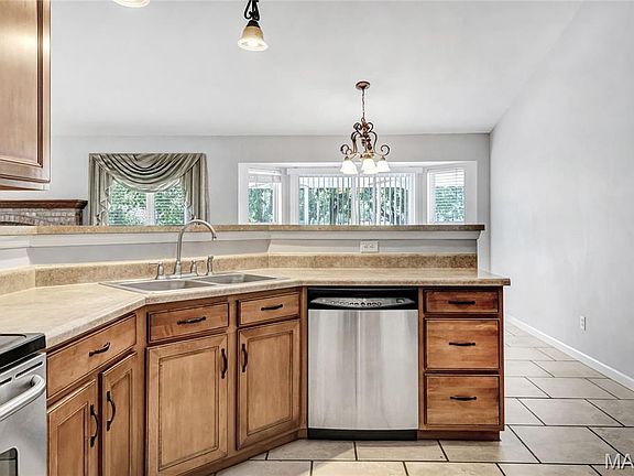 2nd image of 2350 Fountain Dr