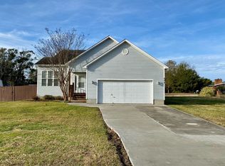 209 Oyster Ln, Hubert, NC 28539