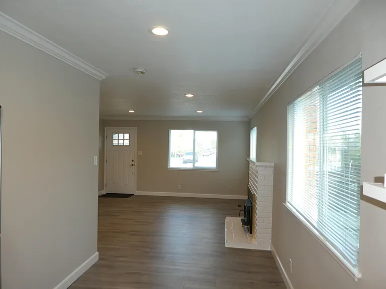 1605 Redwood Ave — Photo 9