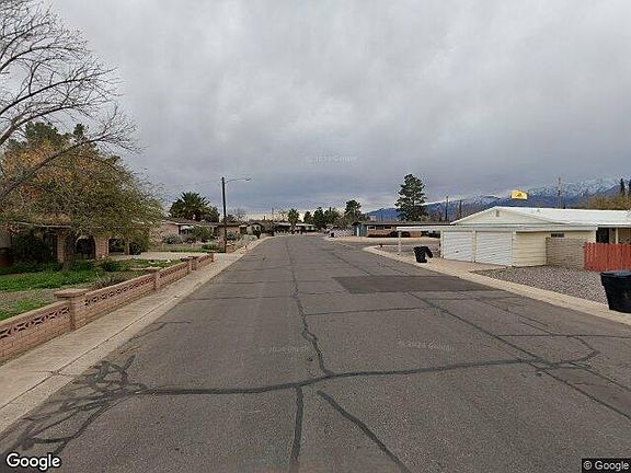 Exterior Neighborhood (street photo)