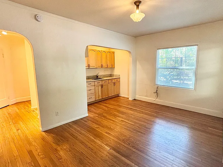 T0108 - Laurelview Apartments — Photo 4