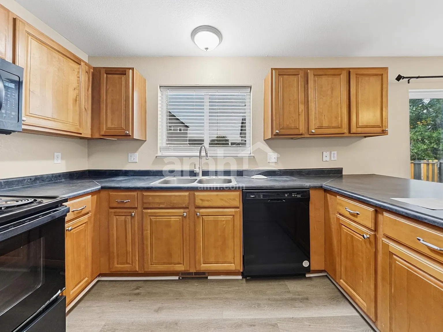 3 bed, 2.5 bath, 1354 sqft, $2,180 — Photo 3