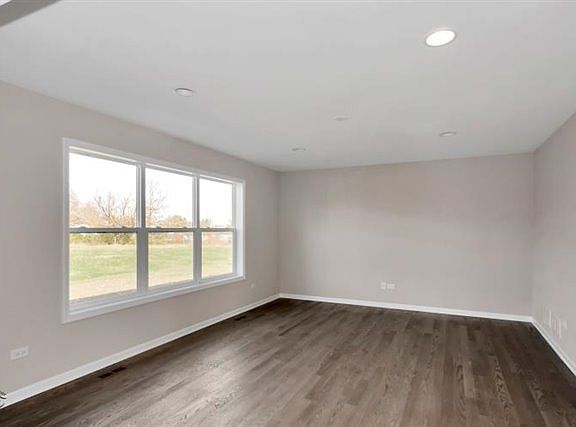 4th image of 565 E Bethel