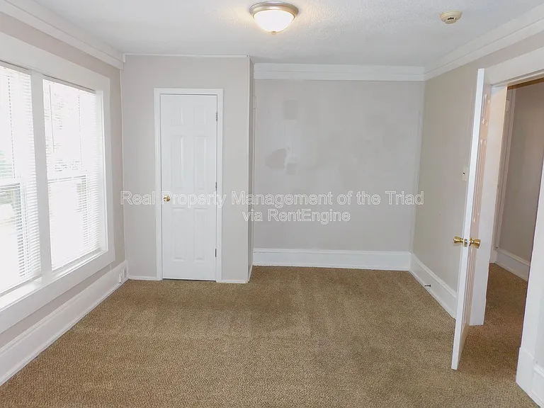 504 Oxford St — Photo 10