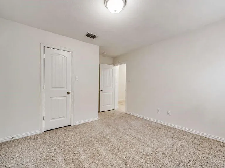 815 Evergreen St — Photo 8