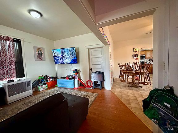 3rd image of 710 Maple St