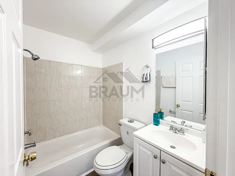 5245 RIVERTON AVE. — Photo 12