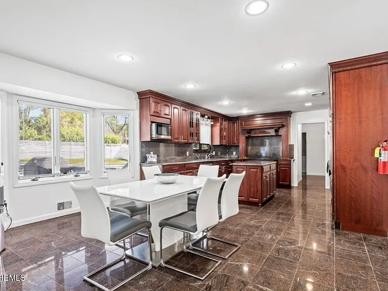 16 Bridle Dr — Photo 25