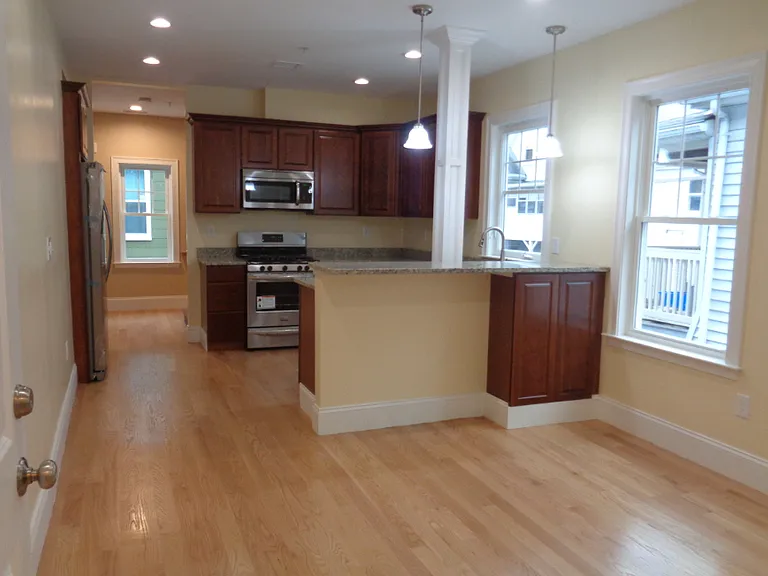 121 Hancock St — Photo 2