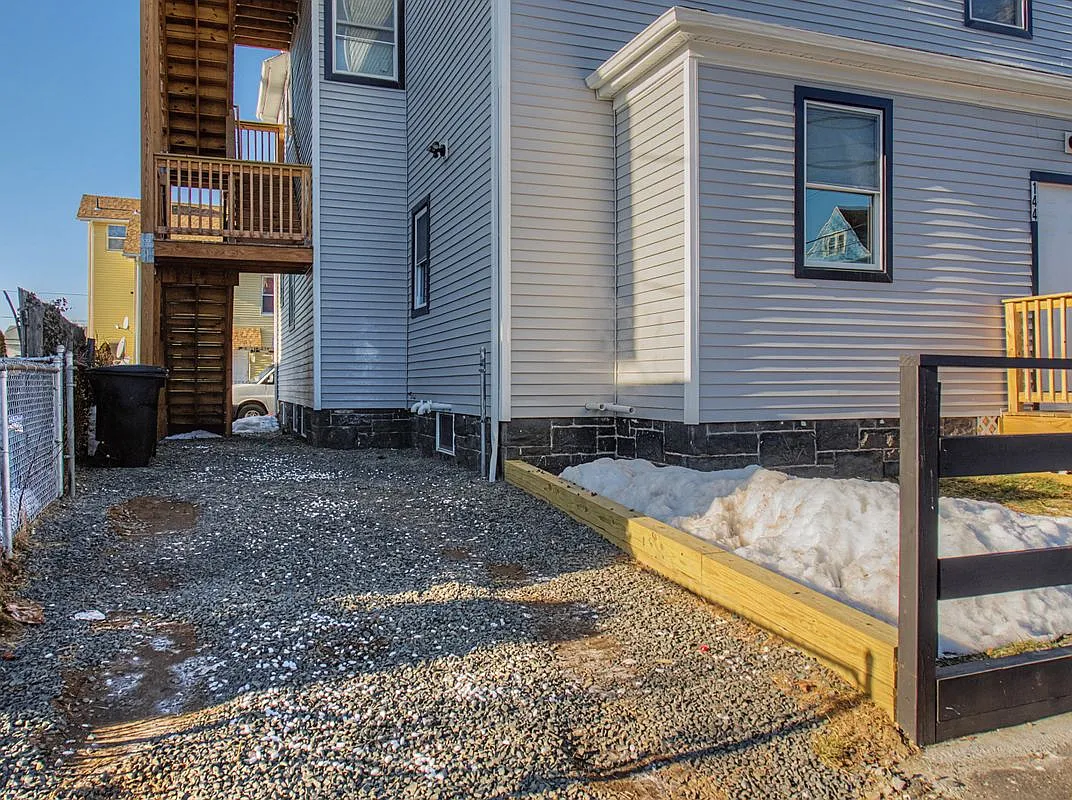 3 bed, 1.0 bath, 1000 sqft, $2,000 — Photo 2