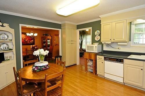 5th image of 101 Chaucer Cir