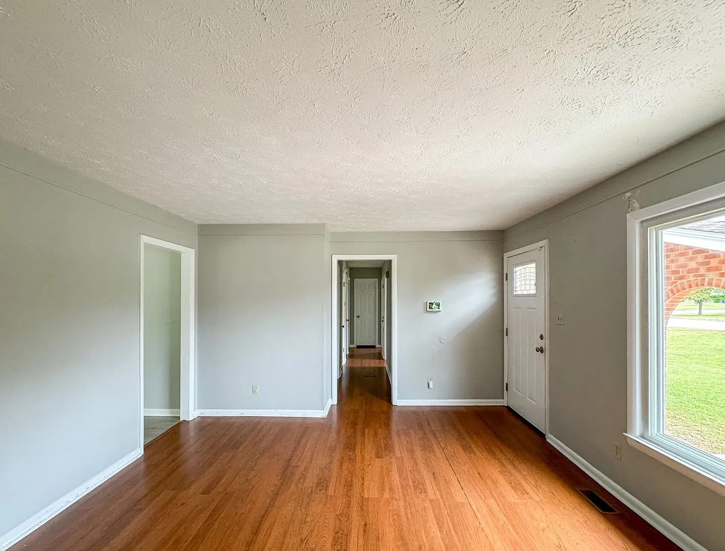 Charming 3 Bed 2 Bath Brick Ranch — Photo 3