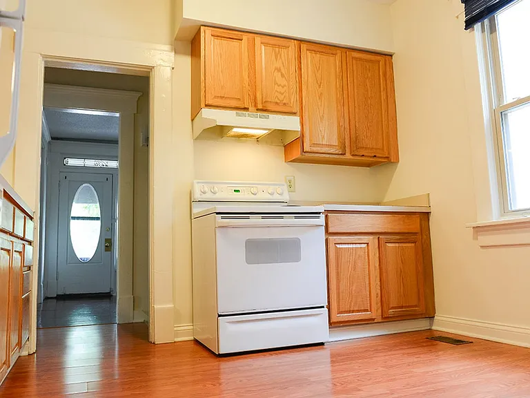 2296 Summit St — Photo 3