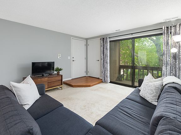 3rd image of 123 Olesen Dr APT 2L