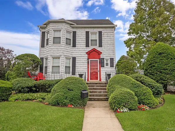 94 Fallwood Parkway, Farmingdale, NY 11735