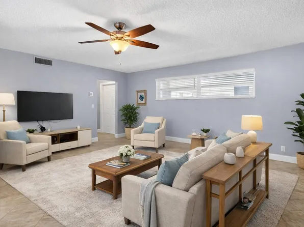 18 Colonial Club Dr, Boynton Beach, FL