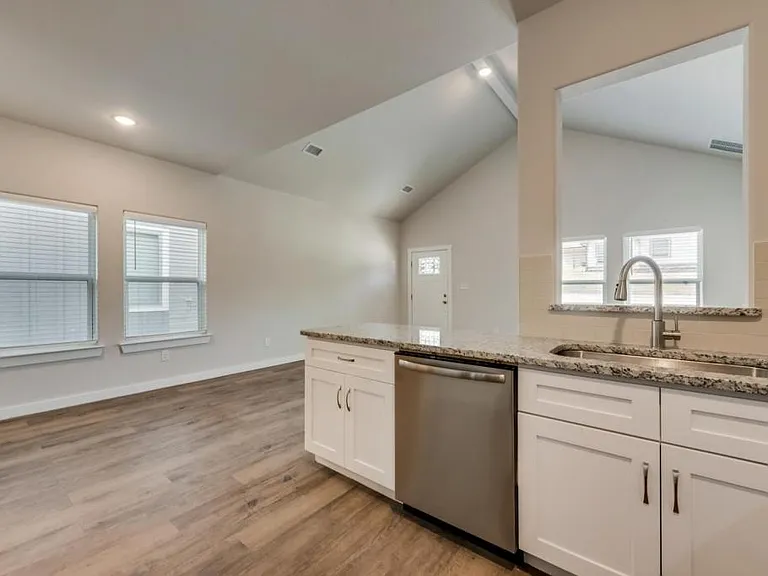 2424 S Fannin Ave — Photo 7