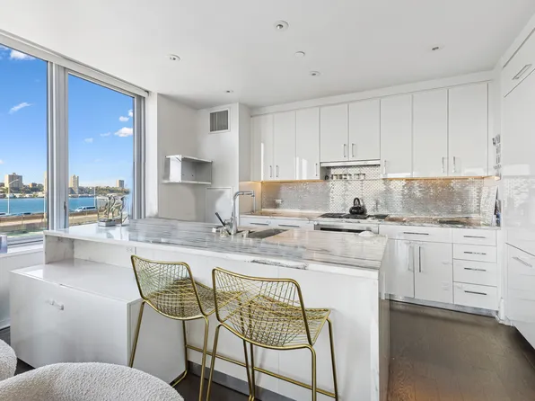 50 Riverside Boulevard image 2 of 14