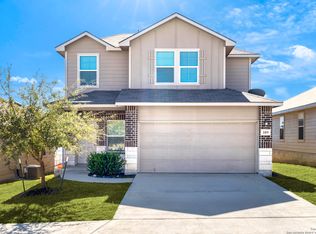 109 Hogans Aly, Floresville, TX 78114