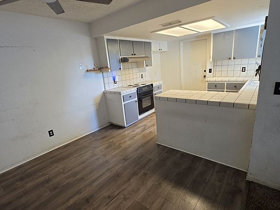 4th image of 2633 N Selland Ave