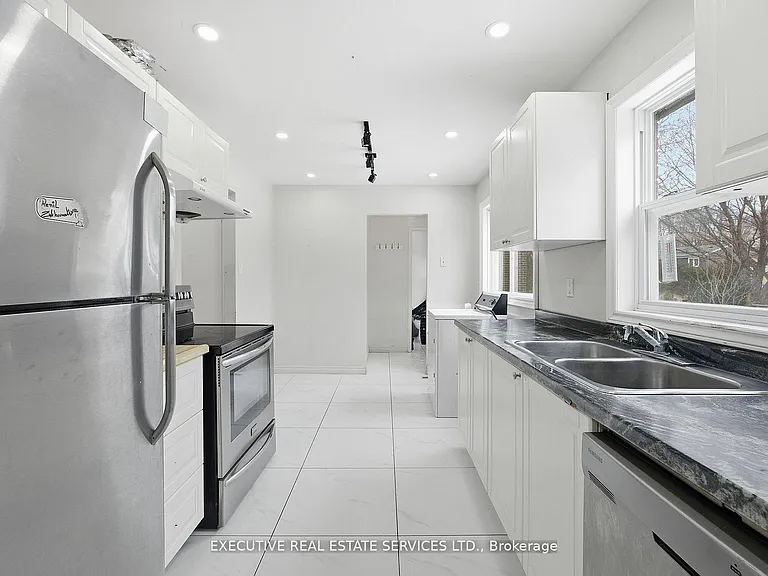 69 Lorraine Cres — Photo 28