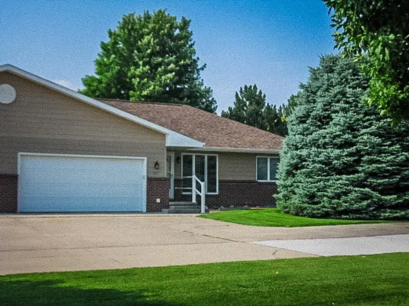 317 E 56th St, Kearney, NE 68847