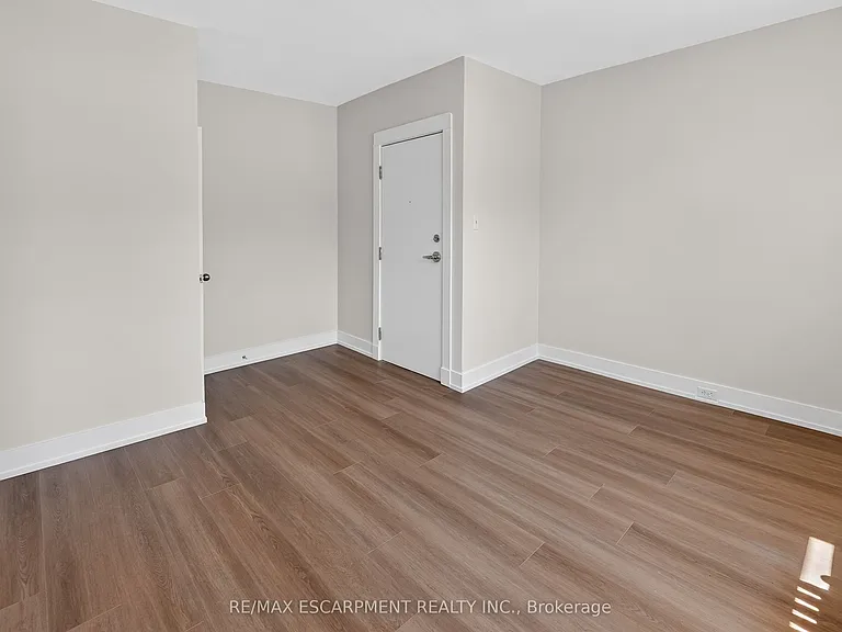 13 Main St W #2 — Photo 5