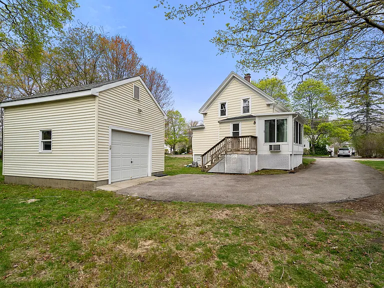 24 Railroad Ave — Photo 8