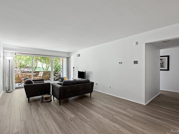 5th image of 1255 S Maple Rd APT 101