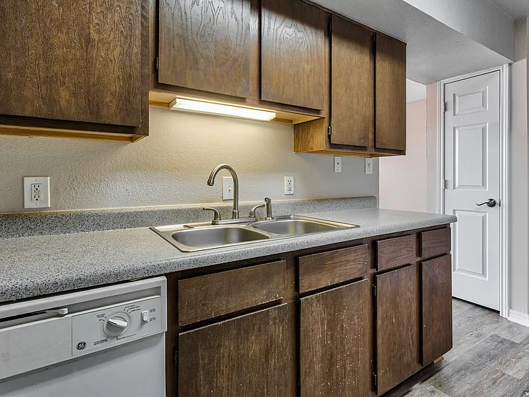 Autumn Brooke Apartments — Photo 37