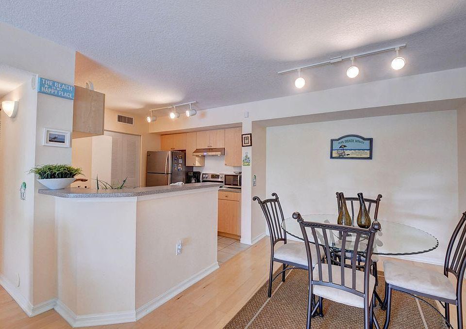 1st image of 712 Villa Cir