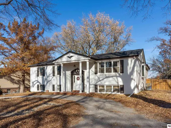 300 Lakewood Dr, Lincoln, NE 68510