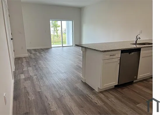 3 bed, 1200 sqft, $2,150 — Photo 4