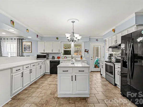 135 Old Gregory Ln, Lancaster, SC 29720