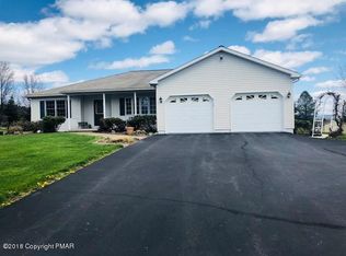 154 Countryside Dr, Brodheadsville, PA