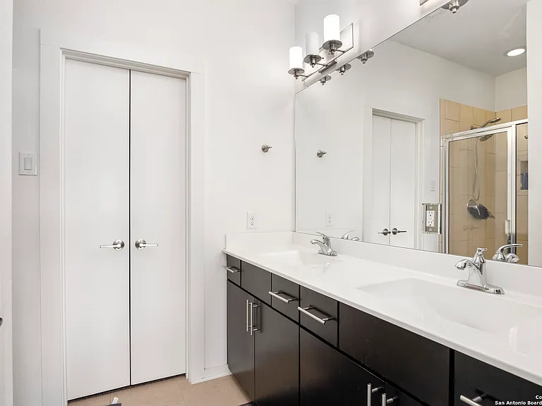223 W Laurel — Photo 12