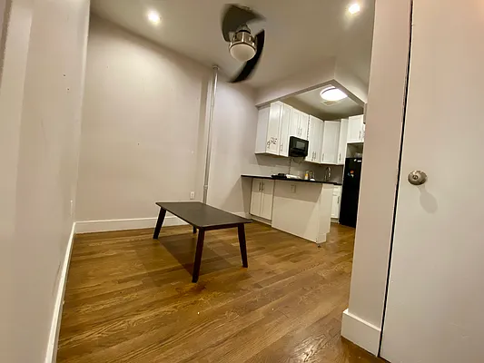 Rented by Safdie Realty Group | media 16