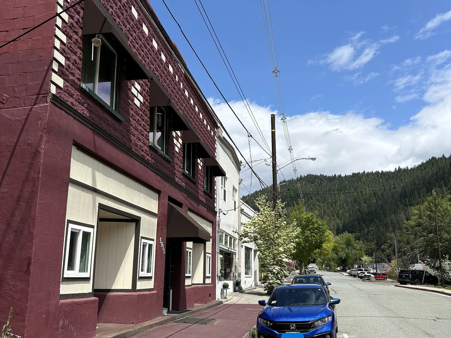 Multiple Downtown Apartments in the Mountains — Photo 2
