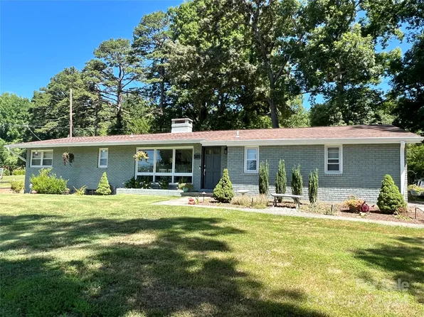 301 Whispering Hills Dr, Hendersonville, NC 28792