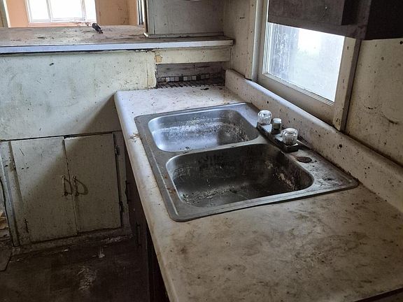 5th image of 903 Ames St