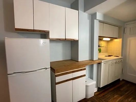 Rented by E Realty International Corp | media 11