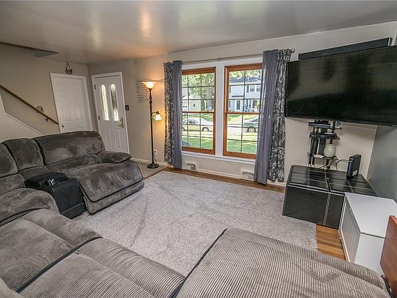 3rd image of 881 Markham Ave