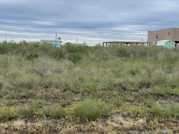 292 W Live Oak Ln, Rockport, TX 78382