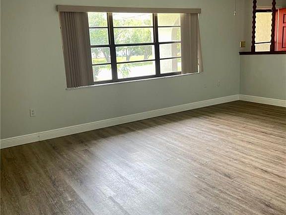 5th image of 416 SE Seabreeze Ln