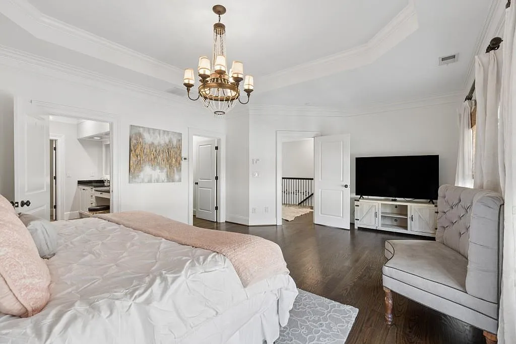 4 bed, 4.5 bath, 3987 sqft, $6,800 — Photo 4