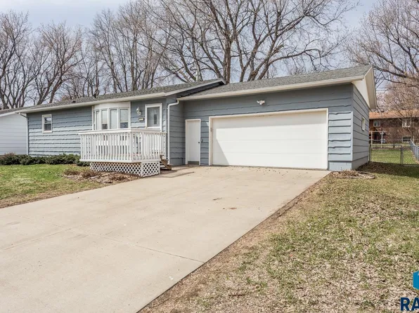917 S Gardner Dr, Sioux Falls, SD 57103